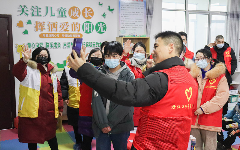 湖北丹江口市志願者為農村留守（困境）兒童送去新年祝福及暖心禮物。