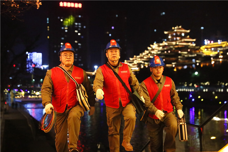 國網宣恩縣供電公司共產黨員服務隊為一年一度的新春燈展巡視線路和設備。 王玲攝