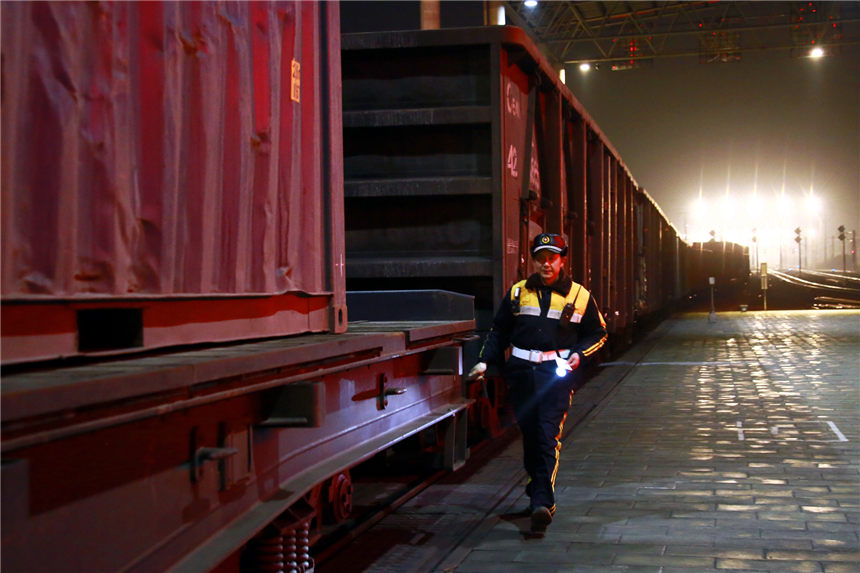 襄陽北車站連結員尚志劍正在進行列車編組作業，確保貨運物資的運輸。這是尚志劍連續在崗位上的第32個春節。曹黎波攝
