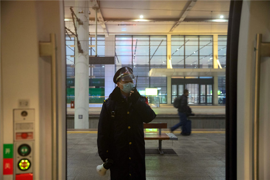 信陽東站客運值班員王志剛正在站台組織乘降，確保旅客出行安全。這是王志剛連續在崗位上的第24個春節。劉鑫攝