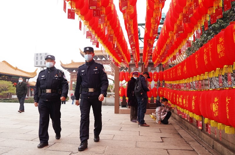 武漢市公安局武昌區分局黃鶴樓派出所組織民警加大巡邏防范力度