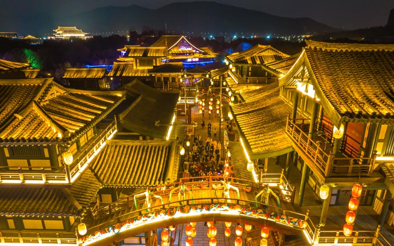 2月4日，湖北襄陽唐城景區燈光璀璨，吸引了眾多游客前來賞夜景、品年味、過長假。