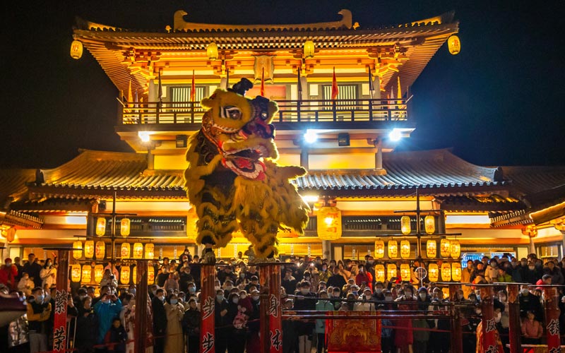 2月4日，湖北襄陽唐城景區燈光璀璨，吸引了眾多游客前來賞夜景、品年味、過長假。