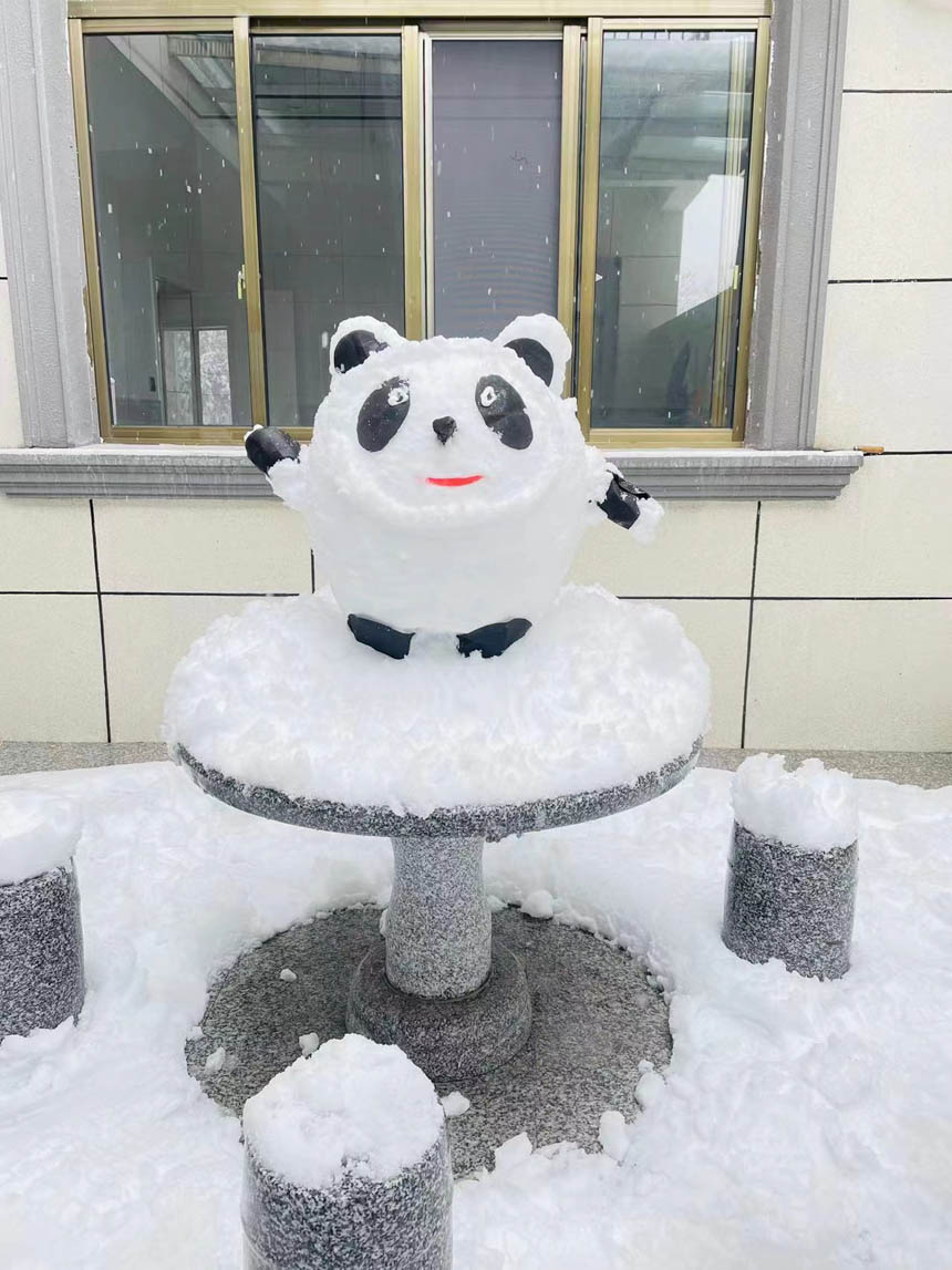 市民自制有手有腳的冰墩墩雪人。王健、文艷攝