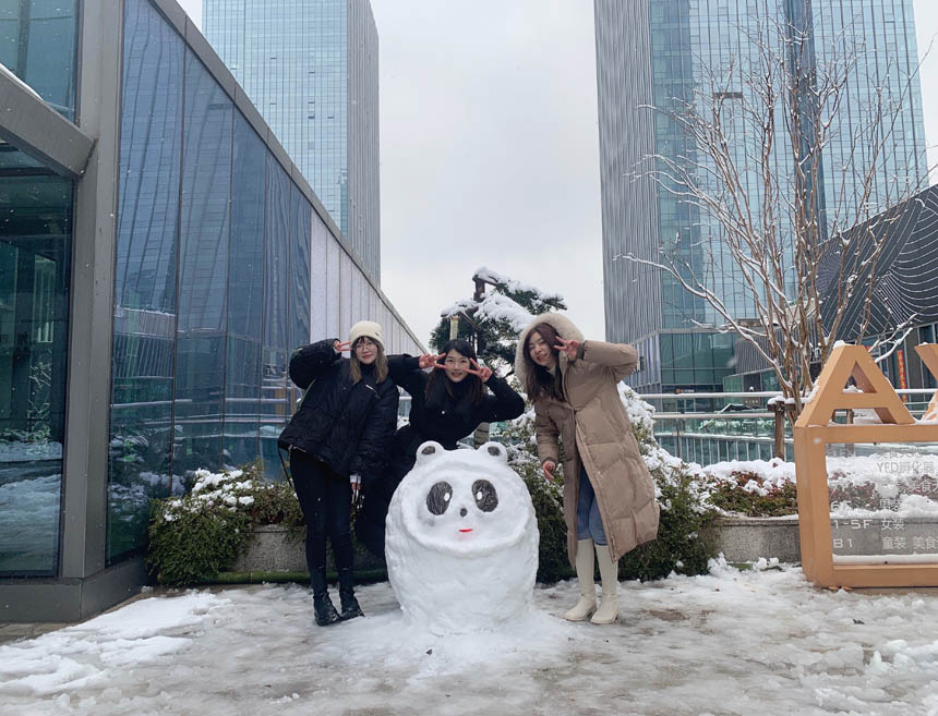 較為逼真的冰墩墩雪人。余魯西攝