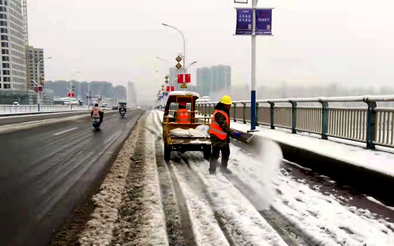 谷城縣市政管理處在橋上布撒融雪劑。