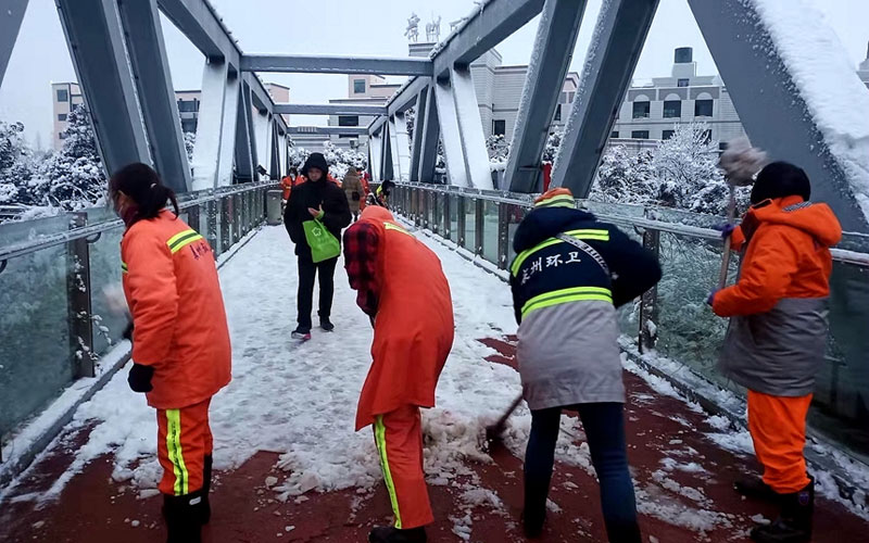 襄州區環衛工人清理人行天橋積雪。