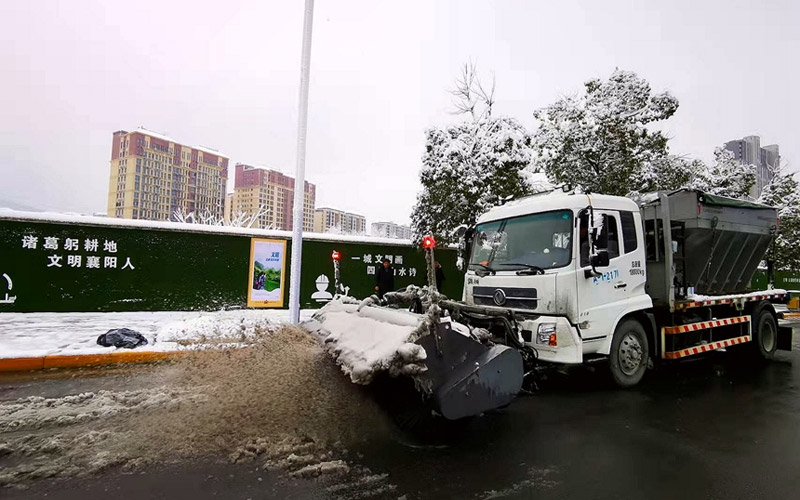襄城城管出動大型鏟雪車清理積雪。
