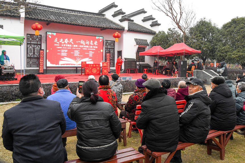 倉埠街雲陔楚劇團的精彩演出，贏得游客陣陣喝彩。覃佐丹攝