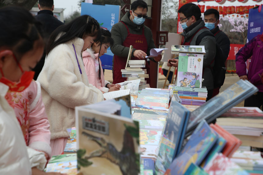 元宵節農家書屋圖書展銷活動。袁曉西攝