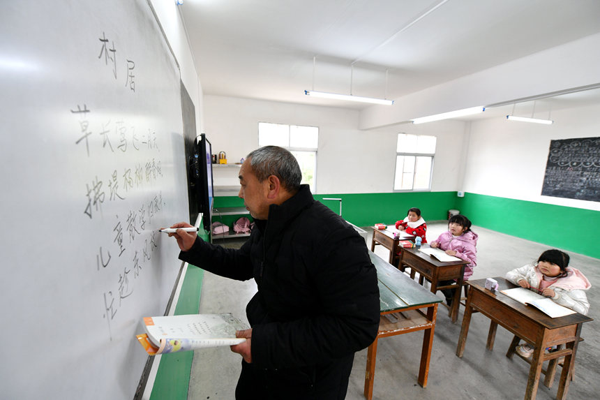 2月16日，在湖北省襄陽市保康縣馬橋鎮峰山村教學點，教師李吉川給學生上語文課。