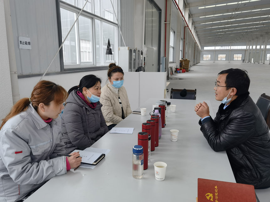 張灣區工作人員上門宣講惠企人才政策。