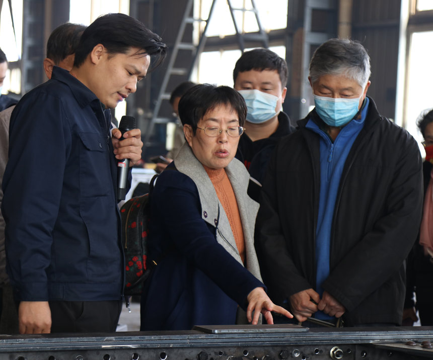 東風科協老專家為企業發展“把脈問診”。