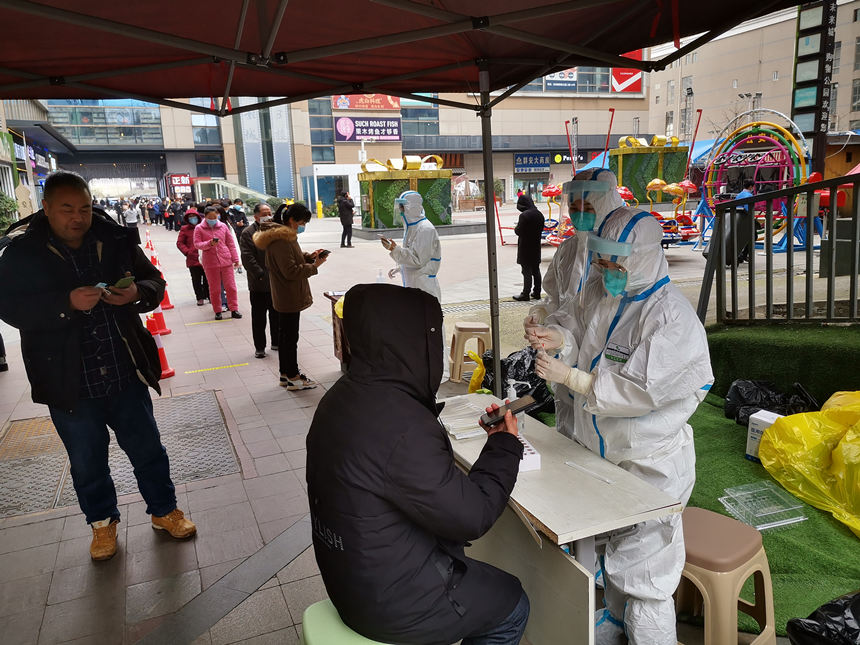 武漢市社區居民接受核酸檢測。受訪者提供
