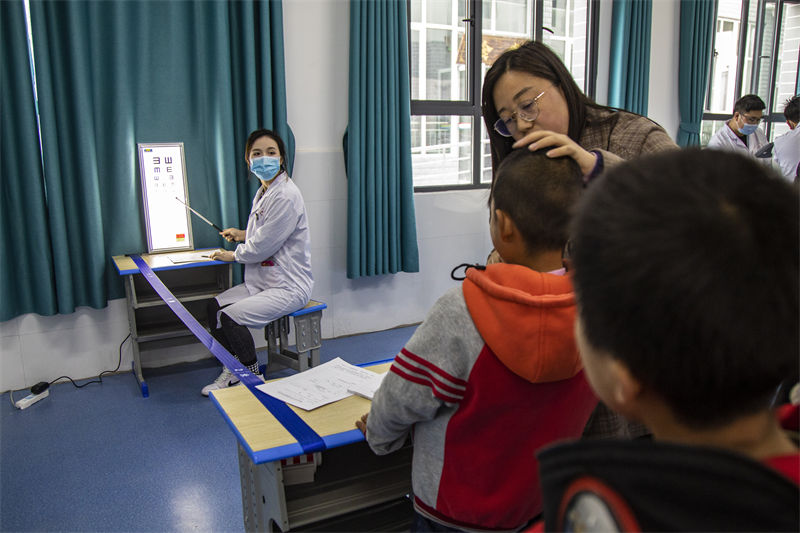 秭歸縣人民醫院醫師為特校學生開展聽力、視力、口腔義診。聶爽攝