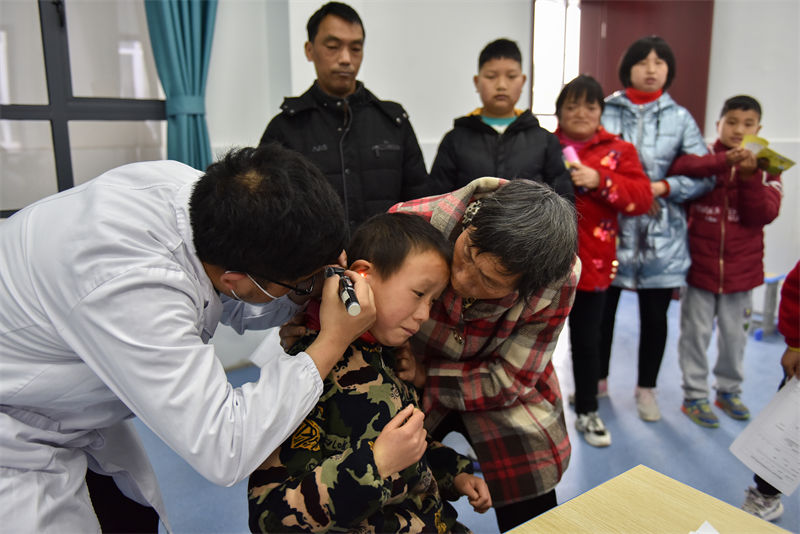 秭歸縣人民醫院醫師為特校學生開展聽力、視力、口腔義診。王家滿攝