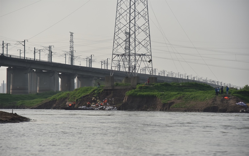 國網武漢供電公司輸電運檢分公司對220千伏陽李一二回63號鐵塔基礎塌方處進行搶修。丁寧攝