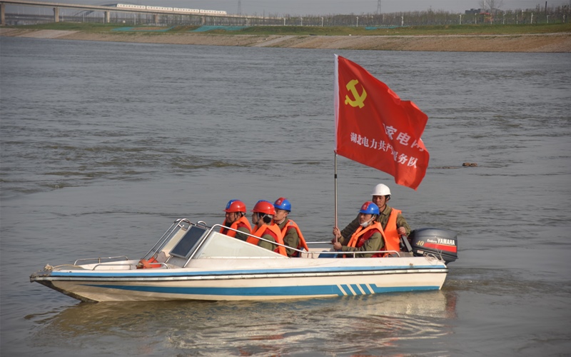國網武漢供電公司輸電運檢分公司對220千伏陽李一二回63號鐵塔基礎塌方處進行搶修。丁寧攝