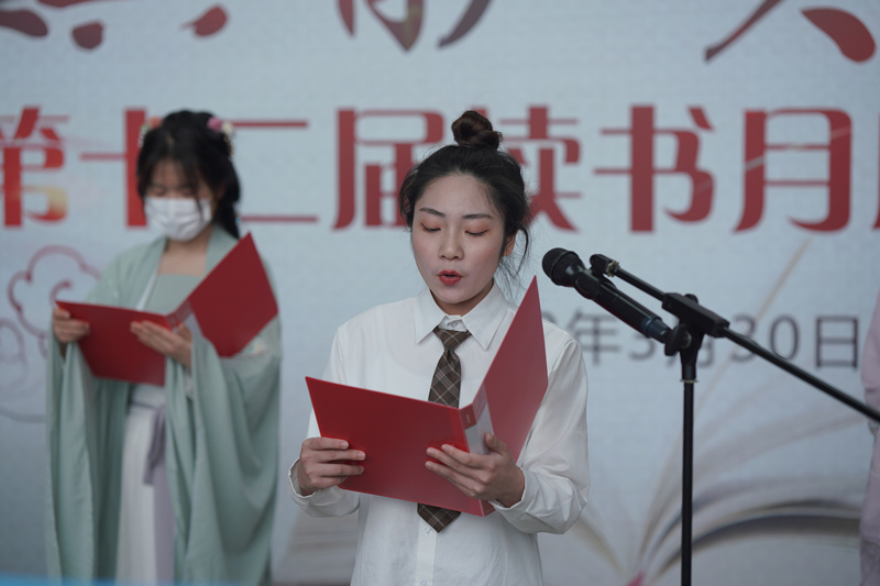 武汉学院百名大学生齐诵《大学》开启第十二届读书月