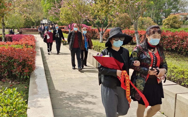 市民戴著防護口罩、手捧鮮花預約祭祀。受訪者供圖