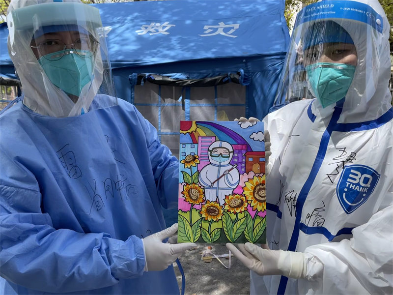 湖北省腫瘤醫院援滬醫療隊收到了上海小朋友的畫作。受訪者供圖