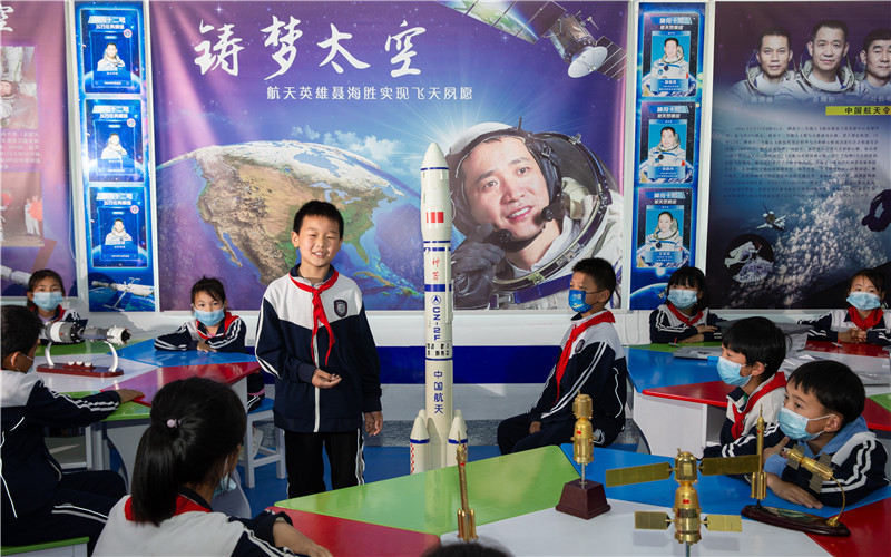 在湖北襄陽棗陽市楊垱鎮海勝小學，學生在“航天點亮夢想”航天科普進校園活動上分享航天故事。