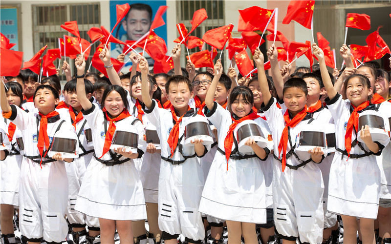 在湖北襄陽棗陽市楊垱鎮海勝中學，學生們參與航天主題活動迎接“中國航天日”。 
