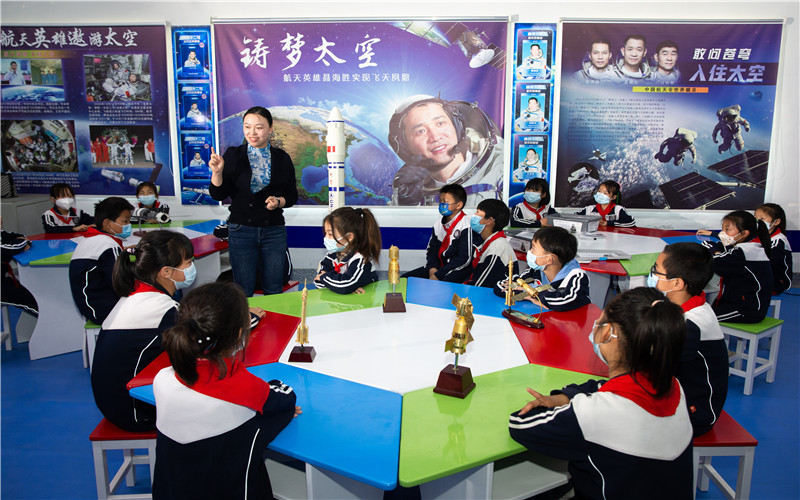 在湖北襄陽棗陽市楊垱鎮海勝小學，志願者向學生們講述航天員聶海勝的成長故事。