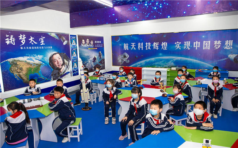在湖北襄陽棗陽市楊垱鎮海勝小學，學生們上航天科普課。