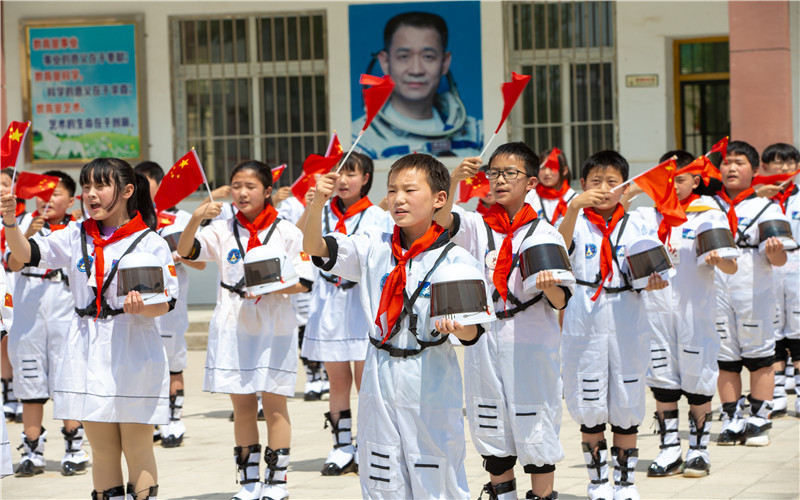 在湖北襄陽棗陽市楊垱鎮海勝中學，學生們參與航天主題活動迎接“中國航天日”。