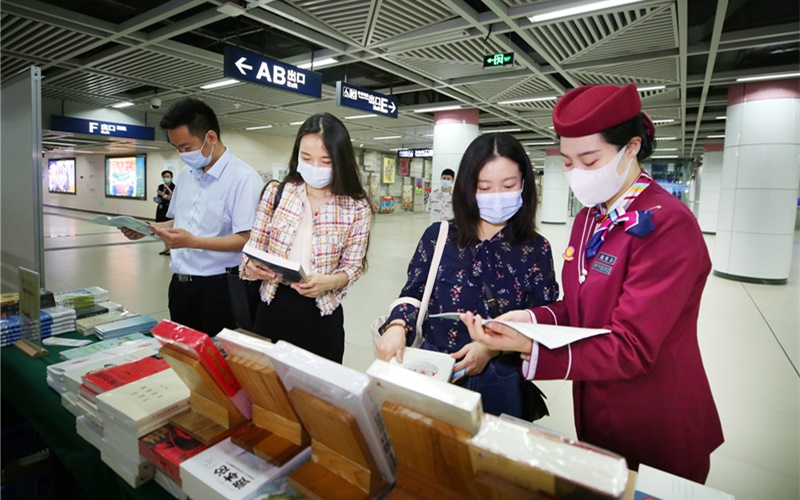 地鐵內看書的乘客。武漢地鐵集團供圖
