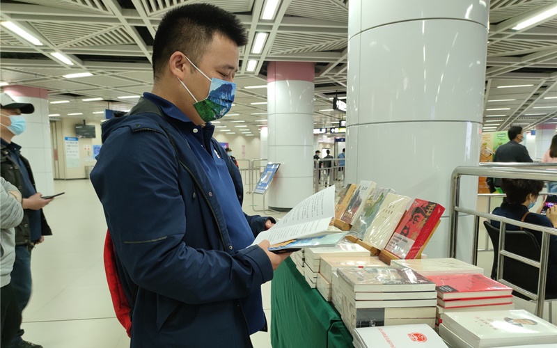 武漢市民黃先生在地鐵讀書角閱讀。劉彤攝