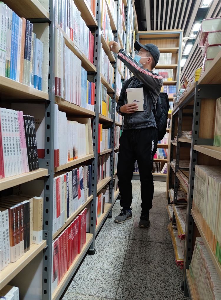 市民在武汉地铁王家湾站阅读空间选书。刘彤摄