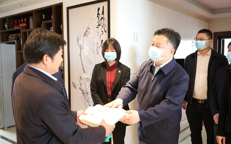 向党员干部家庭赠送“流动书包”。唐成摄