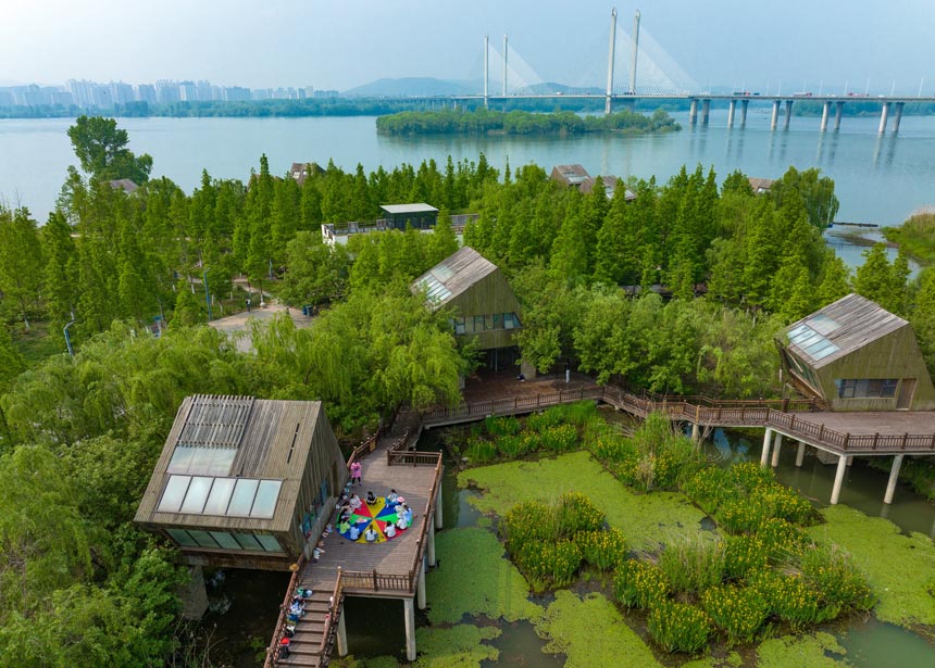 市民在汉江景观栈道上游玩。