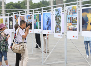 永遠的旗幟”第二十九屆湖北省攝影藝術展開幕