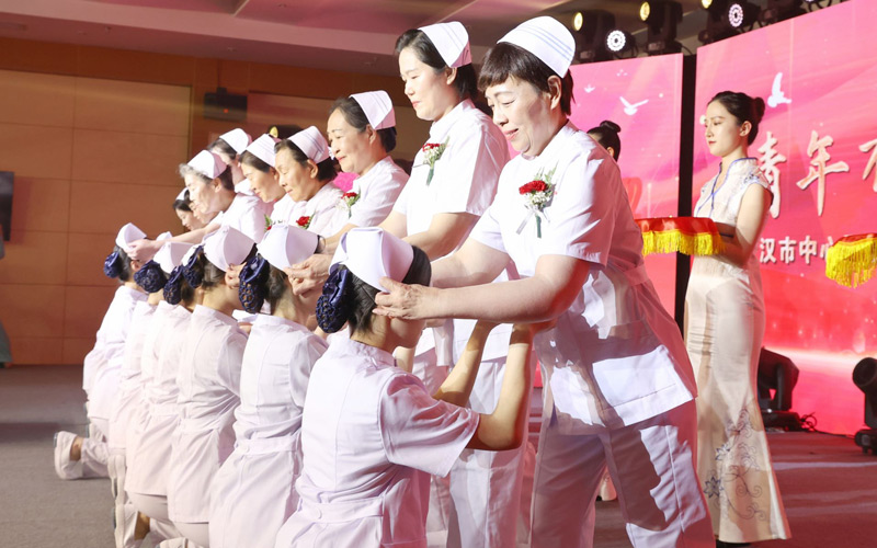迎国际护士节 女足运动员王霜连线祝福武汉白衣天使