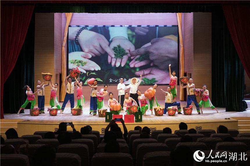 革命老區湖北紅安 :“脫貧茶”走出“振興路”。人民網 郭婷婷攝