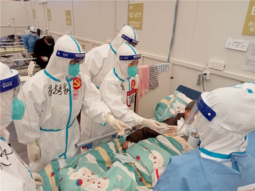 湖北援滬醫療隊馳援上海疫情防控一線。湖北省衛生健康委員會供圖