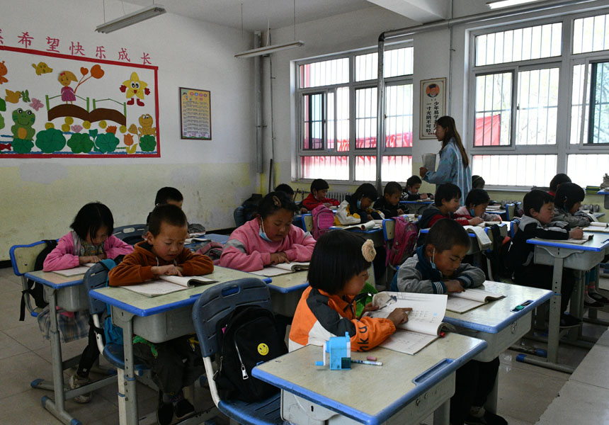 龍泉鎮周牙小學一年級同學正在新教室上課