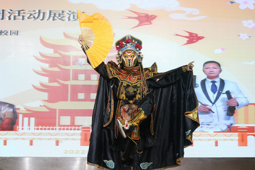 川劇《變臉》。