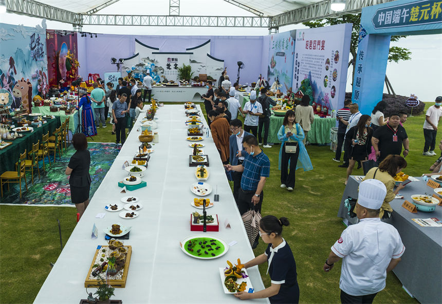 5月28日，中国端午美食文化旅游节在湖北省秭归县天问公园开幕。郑家裕摄