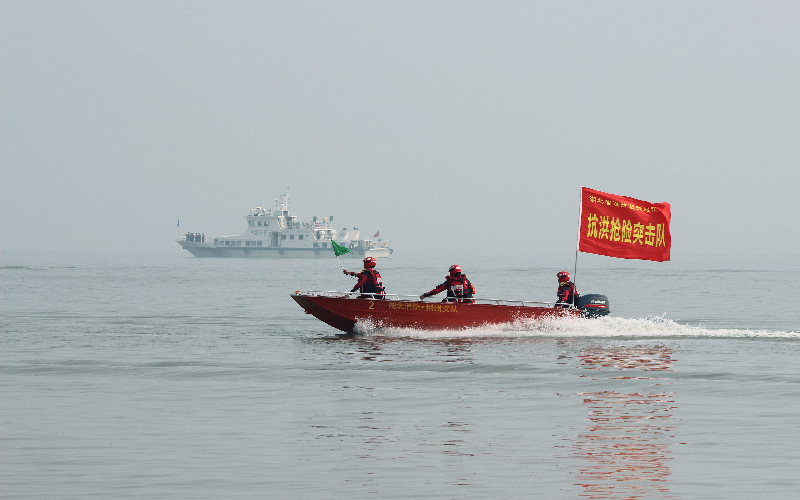 國家防總和湖北省防指聯合在湖北石首開展2022年長江防汛搶險綜合演練。