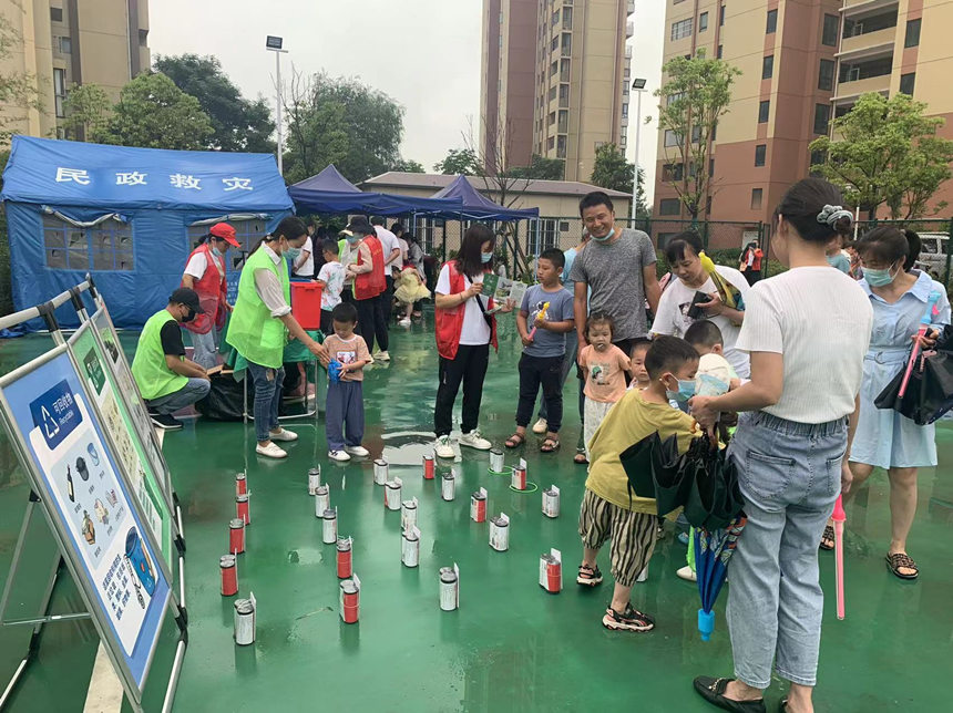 武漢市蔡甸區中法生態城垃圾分類工作組聯合德和社區在凱德悅湖開展“垃圾分類粽動員，綠色端午傳文明”的宣傳活動。