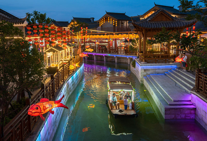 2022年6月3日，湖北省襄阳市，游人在樊城区关圣古镇旅游景区乘船游玩。