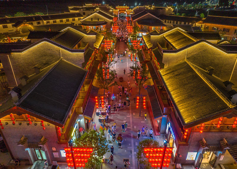 湖北省襄阳市樊城区关圣古镇旅游景区流光溢彩，吸引了众多市民和游客前来游玩。