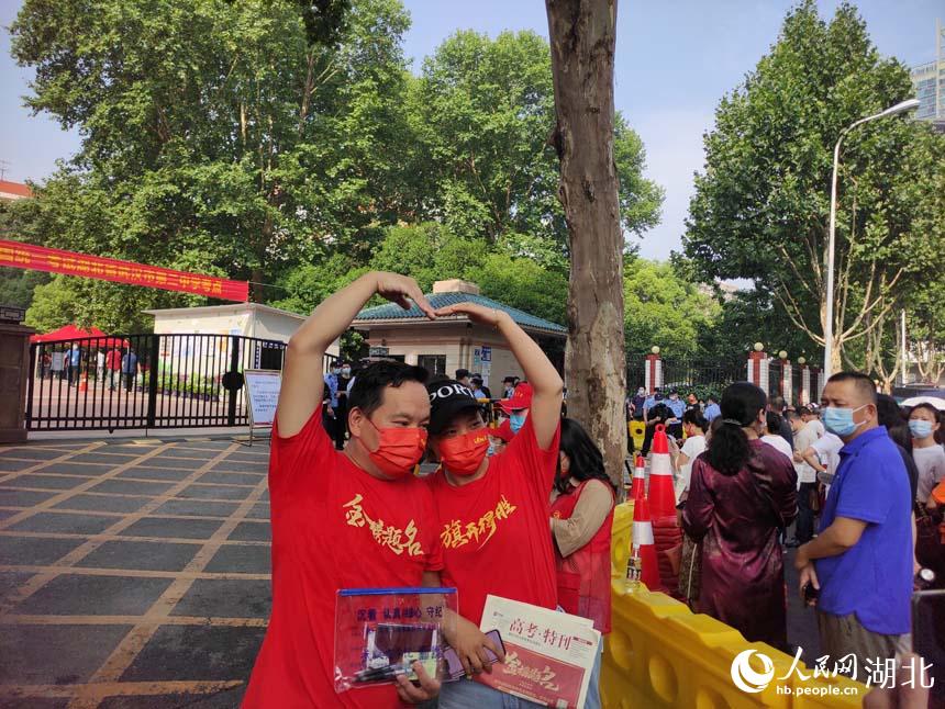 在武汉二中考点外，家长们身穿“旗开得胜”的衣服为考生送考。郭婷婷摄