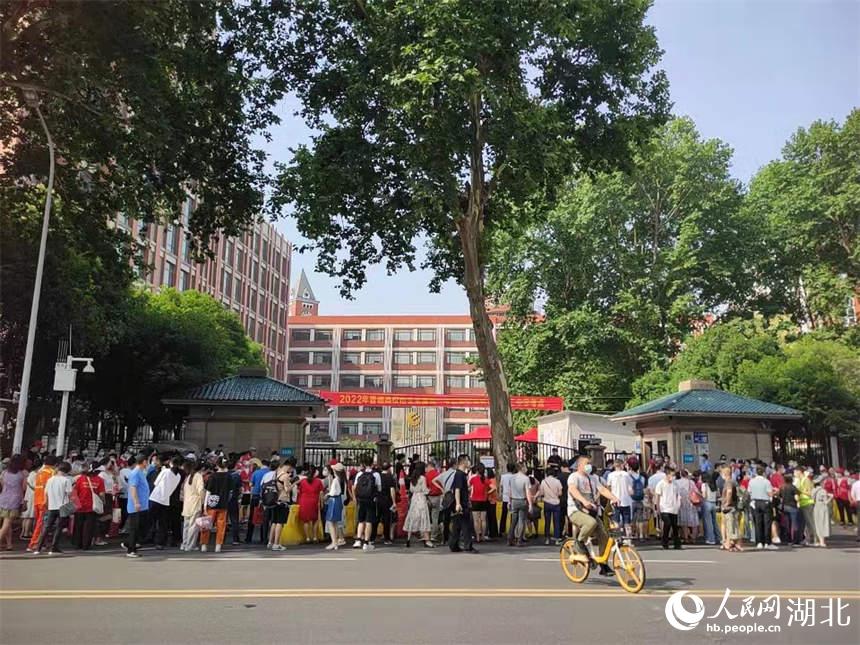武汉二中考点门口送考的家长和老师。郭婷婷摄