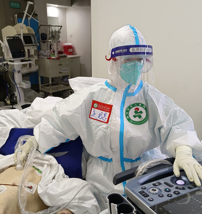 隊員在重症病房參與救治工作。武漢市中心醫院供圖