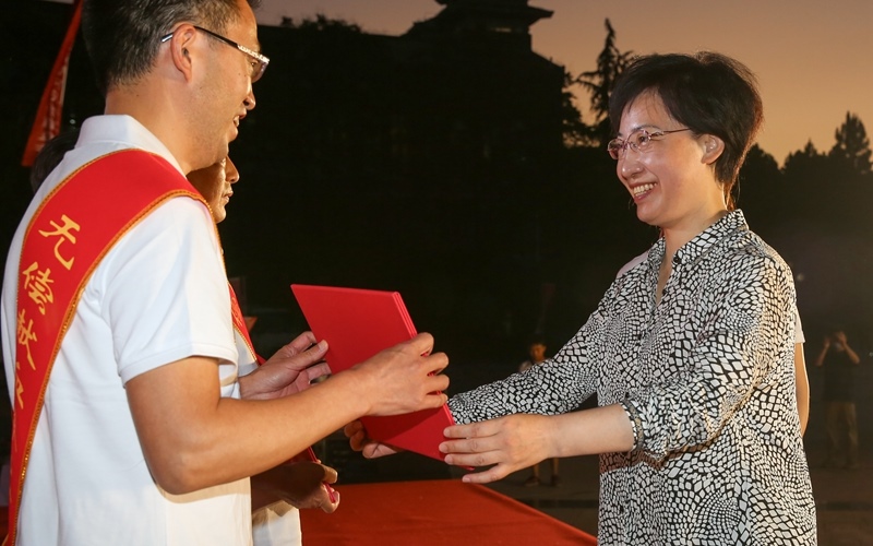 襄陽市政府副市長王芳為獲得全國無償獻血金獎的代表頒發証書